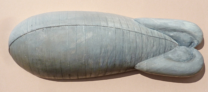 Maquette de ballon dirigeable gris à empennage, modèle du Ballon 1917 vu de profil