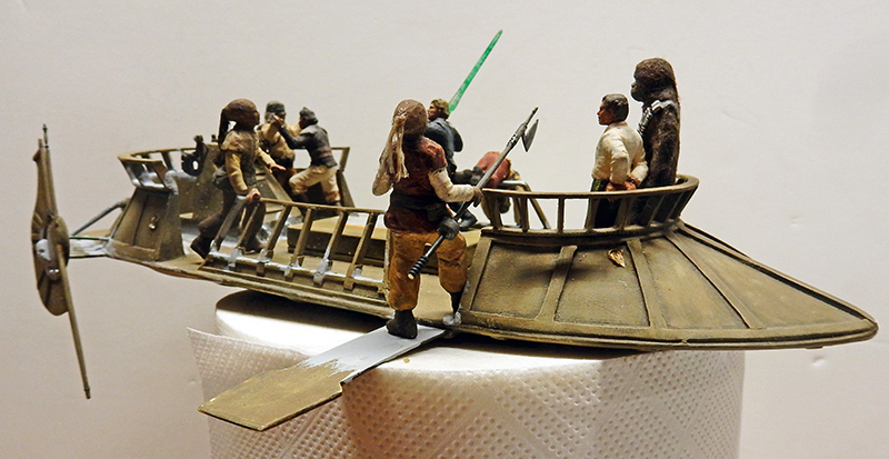 Maquette de la barge de Jabba avec figurines de gardes et de Chewbacca peintes