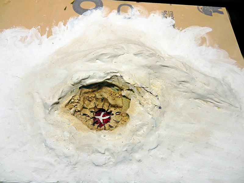 Maquette de cratère enneigé blanc avec drapeau danois rouge et blanc au centre