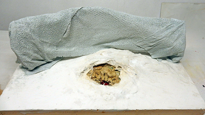 Maquette de la Barge Star en cours, structure recouverte de tissu plâtré formant une cavité centrale