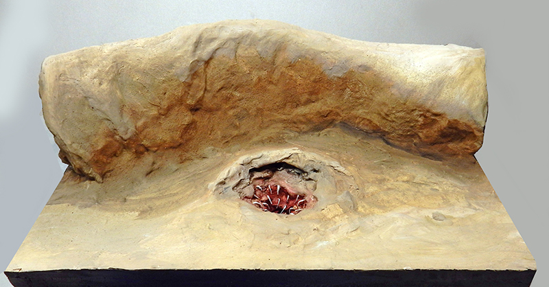 Maquette de paroi rocheuse sculptée avec cavité centrale rougeâtre pour le diorama Barge Star