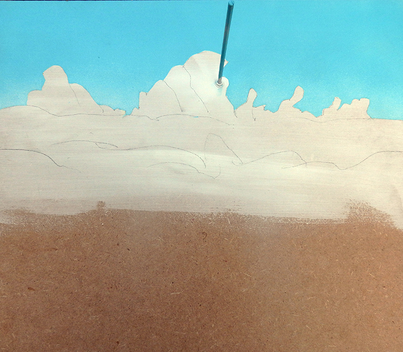 Aérographe peignant un ciel bleu dégradé avec nuages au crayon au-dessus d'un fond brun