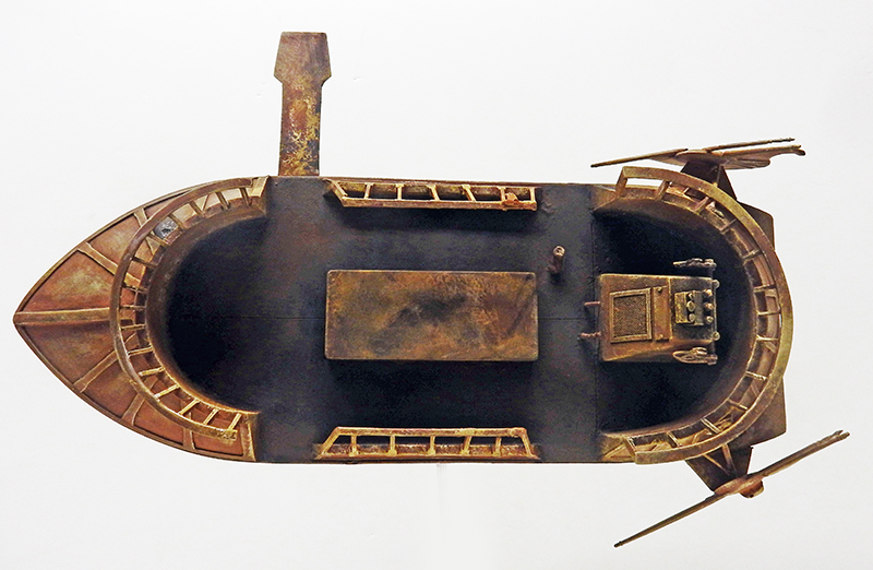 Maquette de la Barge Star vue de dessus, coque patinée rouille avec passerelles latérales et antennes
