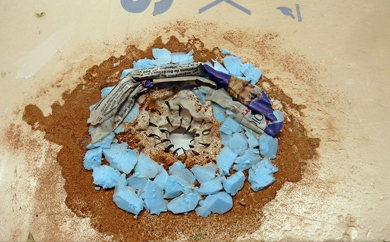 Cratère de maquette construit avec mousse bleue, papier journal et terre brune saupoudrée