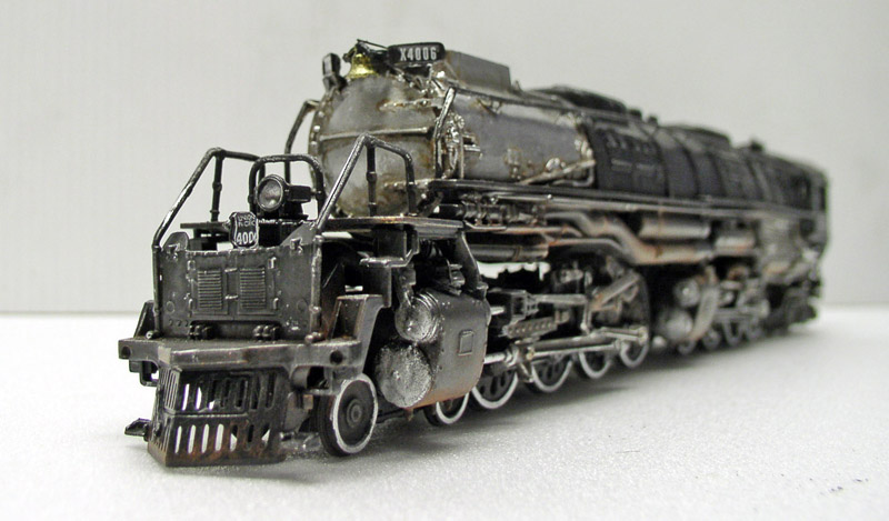 Maquette de locomotive à vapeur Big Boy 4006 articulée, détaillée et patinée, vue de trois quarts avant