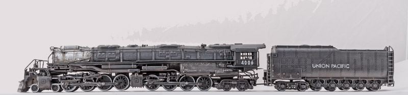 Maquette de locomotive à vapeur Big Boy Union Pacific 4006 noire avec son tender, vue de profil