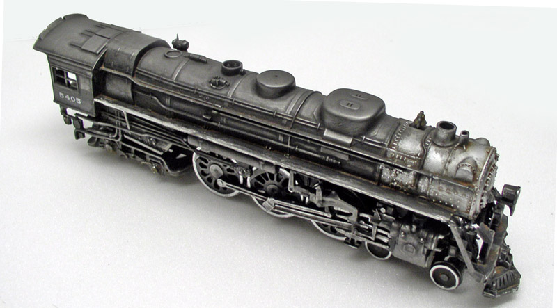 Maquette de locomotive à vapeur Big Boy numérotée 5405 avec patine métallique vieillie sur fond blanc