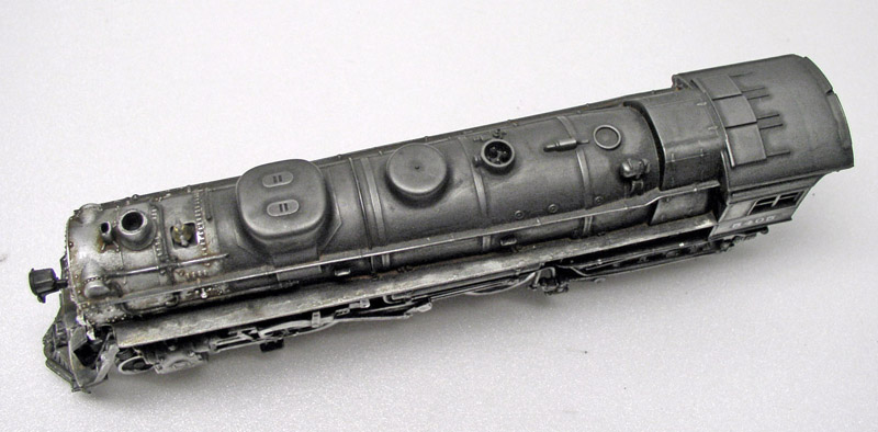 Maquette de chaudière de locomotive Big Boy peinte en gris, vue de trois quarts