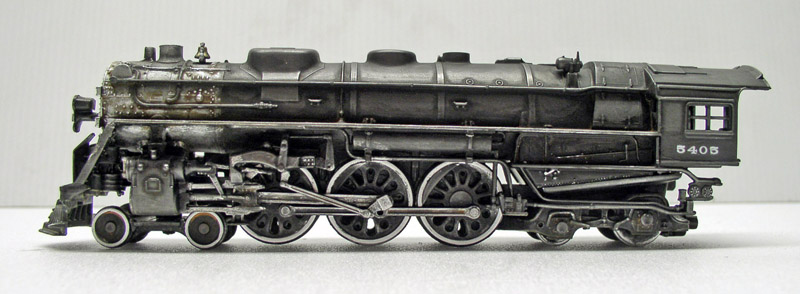 Maquette de locomotive à vapeur noire numérotée 5405 vue de profil