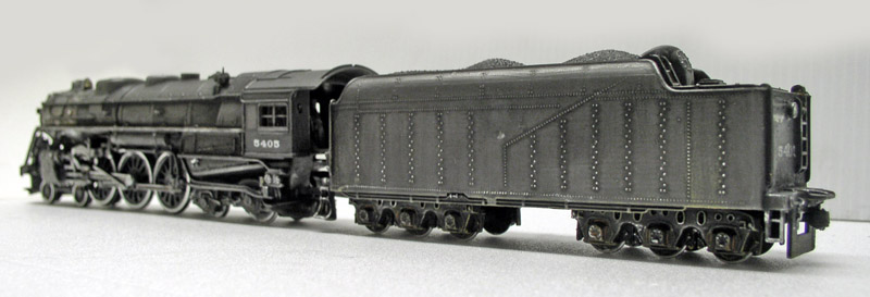 Maquette de locomotive à vapeur Big Boy noire numérotée 5405 avec son tender chargé de charbon