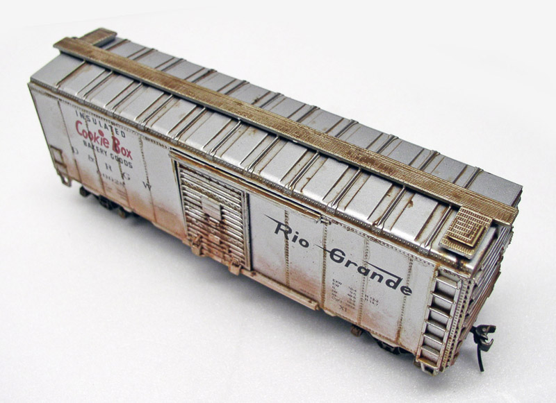 Maquette de wagon couvert Rio Grande Cookie Box patiné, vue en perspective sur fond blanc
