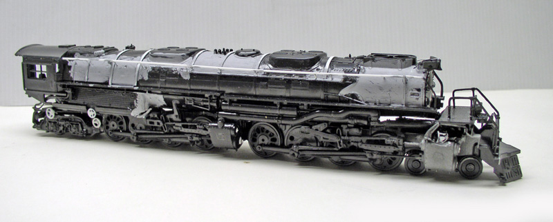 Maquette de locomotive à vapeur articulée Big Boy en cours d'assemblage, vue de profil