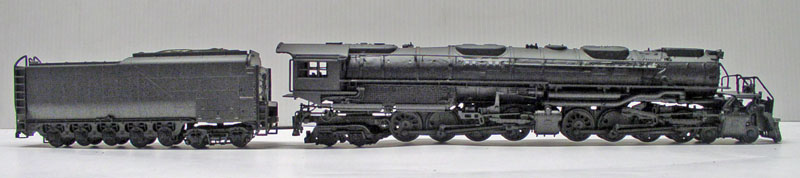 Maquette de locomotive à vapeur articulée Big Boy noire avec son tender, vue de profil