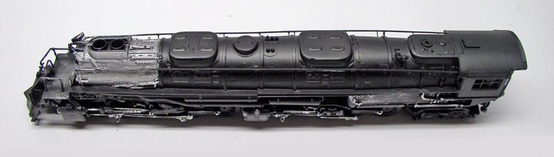 Maquette de locomotive à vapeur Big Boy partiellement peinte en noir, vue de profil