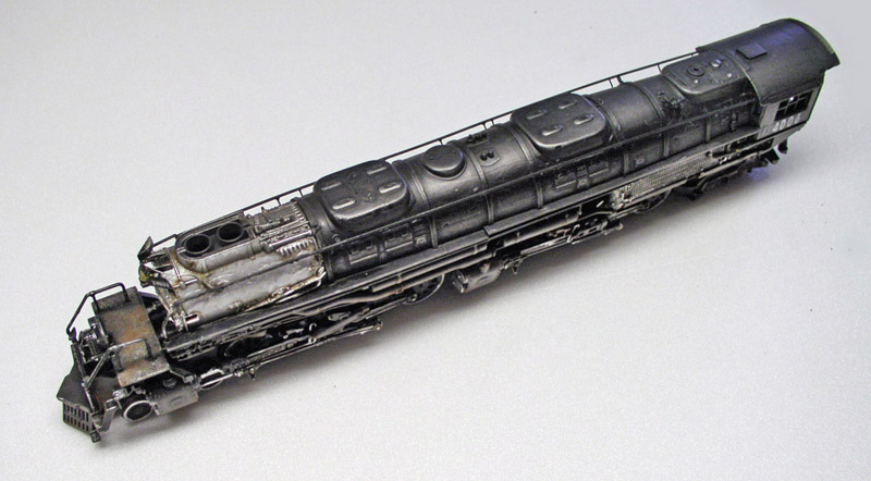 Maquette de locomotive à vapeur Big Boy noire patinée vue de dessus en plongée