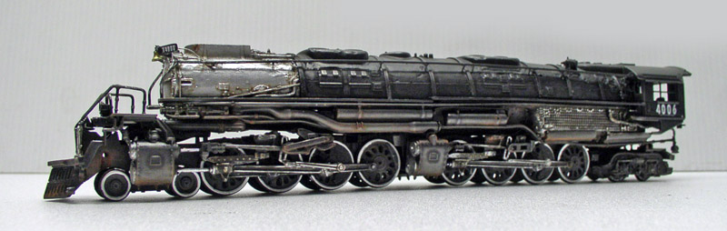 Maquette de locomotive à vapeur Big Boy 4006 articulée, vue de profil sur fond gris