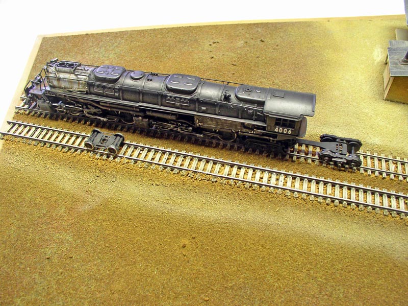 Maquette de locomotive à vapeur Big Boy numéro 4006 posée sur des rails