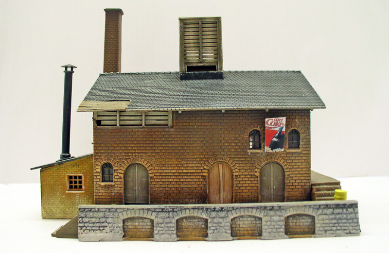 Maquette de bâtiment industriel en brique avec cheminées, toit ardoise et muret de pierre