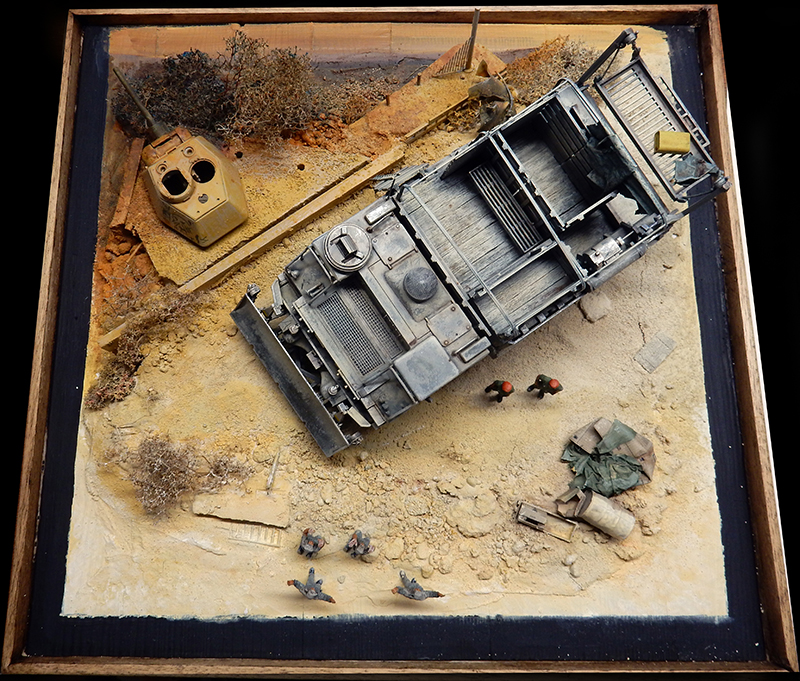 Vue de dessus du diorama Brad 8, blindé rampe ouverte sur sol désertique