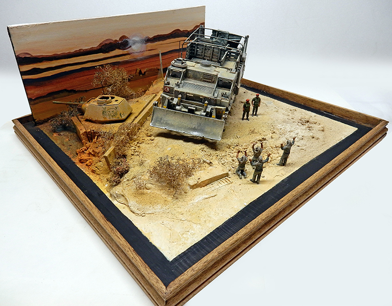 Diorama désertique du Bradley M2A2 avec figurines capturant des soldats près d'une tourelle abandonnée
