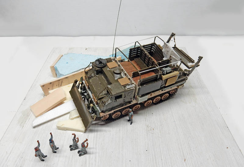 Véhicule blindé du génie en cours de montage sur socle brut, figurines non peintes