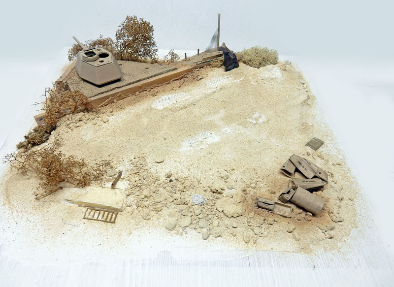 Diorama désertique du Brad 8 avec talus sablonneux, végétation sèche et débris épars