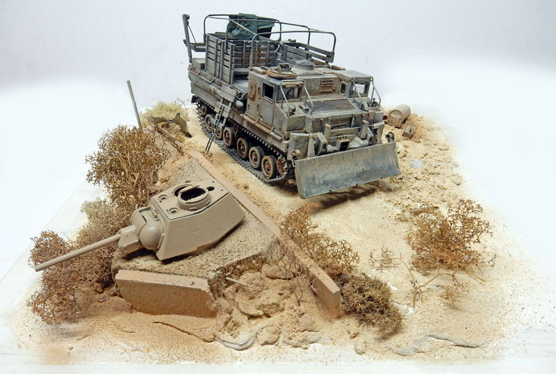 Diorama désertique avec engin blindé du génie et tourelle de char enterrée