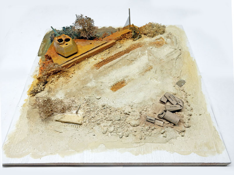 Socle de diorama désertique en cours, tourelle Bradley, végétation sèche et caisses éparses