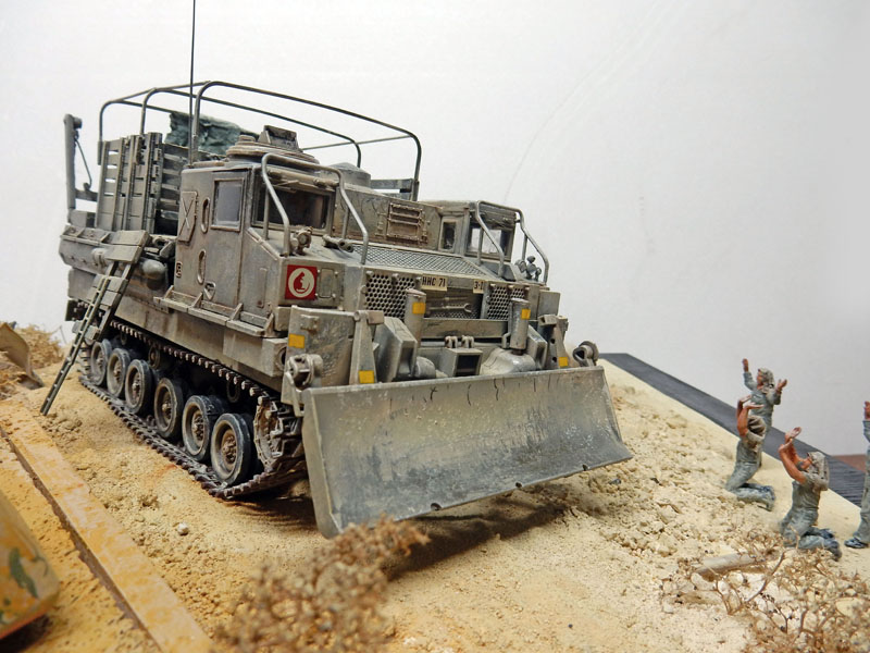 Diorama du blindé du génie Brad 8 avec lame franchissant un talus sableux, figurines les mains levées
