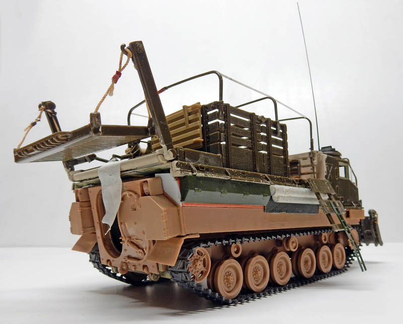 Maquette du Brad 8 en cours de peinture, grue et chenilles vues de trois quarts arrière
