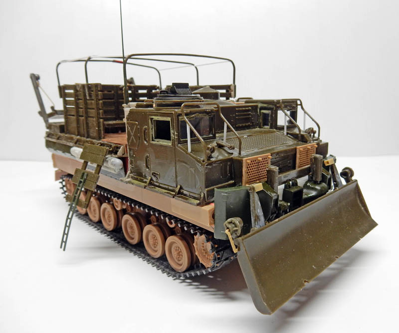 Maquette de véhicule chenillé Brad 8 avec lame bulldozer, vue avant droite sur fond neutre