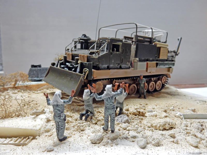 Diorama d'un blindé du génie face à des prisonniers se rendant, mains levées