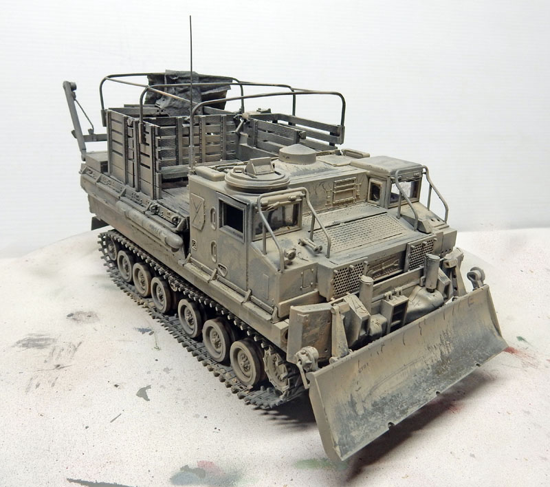 Maquette de véhicule chenillé blindé avec lame de bulldozer, patine sable, sur fond neutre