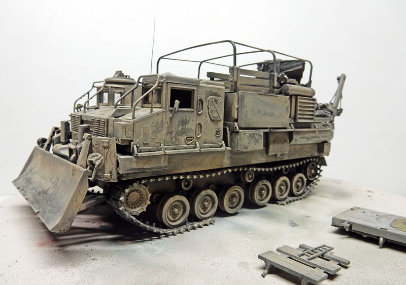 Maquette de véhicule blindé du génie chenillé avec lame bulldozer, peinture sable patinée