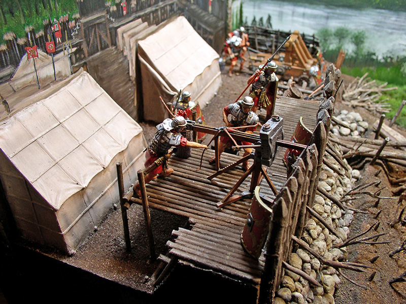 Maquette de camp romain avec légionnaires manœuvrant une baliste sur la palissade fortifiée