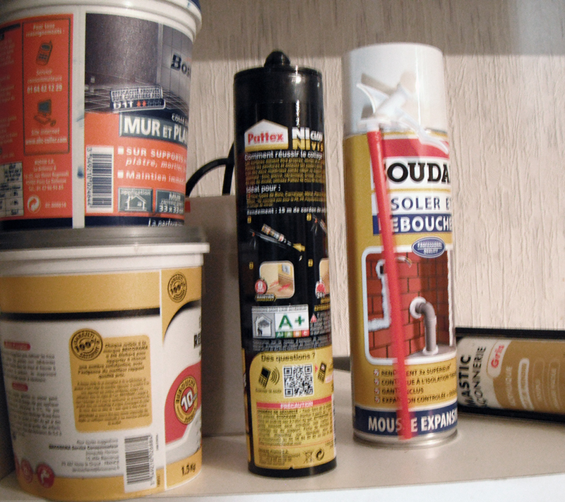 Pots de colle, cartouche de mastic et bombe de mousse expansive utilisés pour le maquettisme