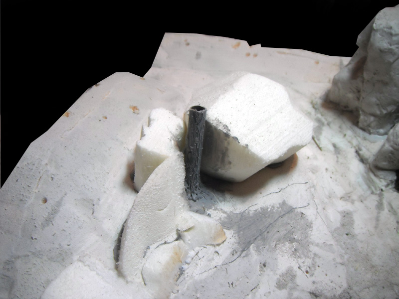 Construction d'un décor de maquette en polystyrène blanc avec tronc gris pour camp romain