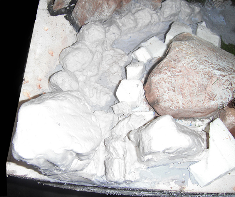 Modelage du relief au plâtre blanc sur socle, blocs de polystyrène et rochers