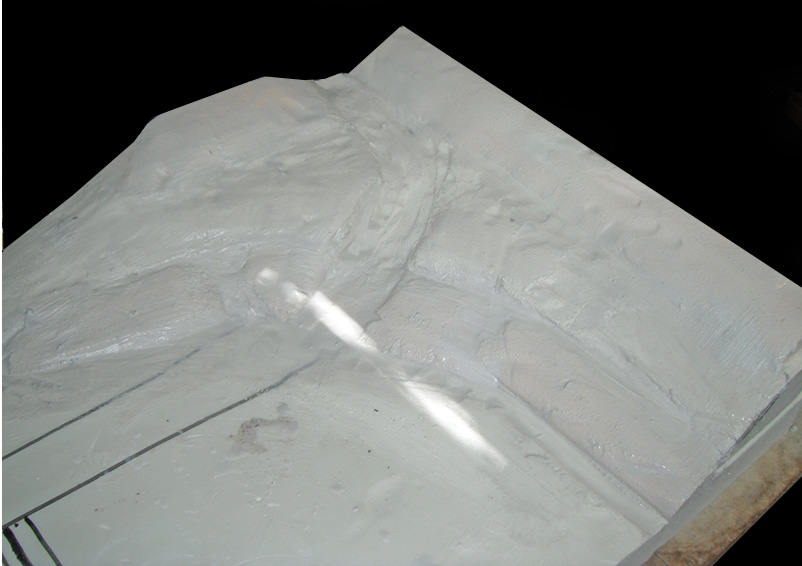 Maquette de relief en plâtre blanc sculpté représentant le terrain du camp romain en construction