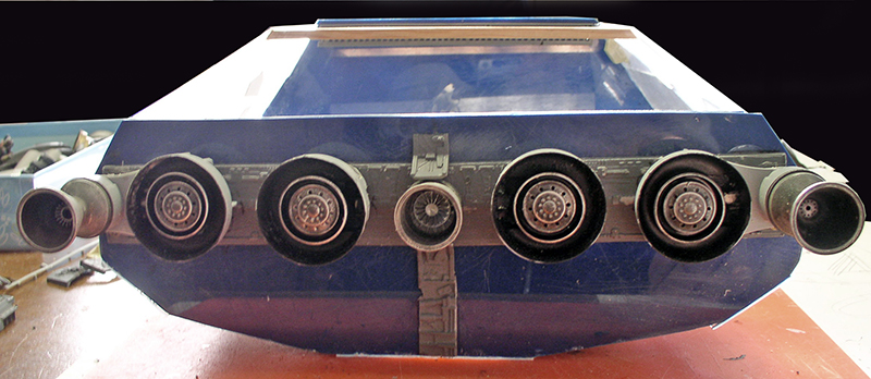 Maquette de cargo spatial bleu vue arrière montrant ses multiples tuyères de propulsion