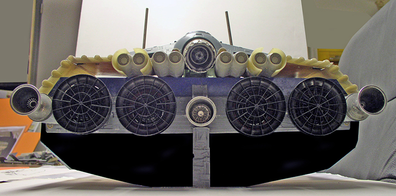 Vue arrière d'une maquette de cargo spatial montrant les tuyères et réacteurs de propulsion détaillés