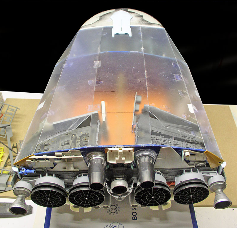 Maquette de cargo spatial vue de l'arrière montrant les nombreuses tuyères de propulsion et le fuselage transparent