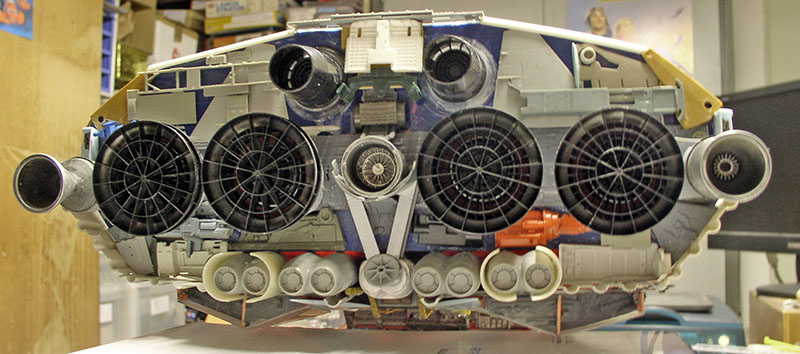 Maquette de cargo spatial vue de face montrant ses quatre réacteurs circulaires et tuyères latérales