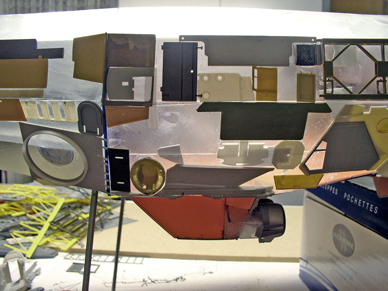 Détail de la coque d'une maquette de cargo spatial montrant divers panneaux et éléments collés