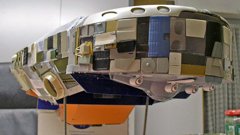 Maquette de cargo spatial vue de profil avec coque détaillée de panneaux et tuyères