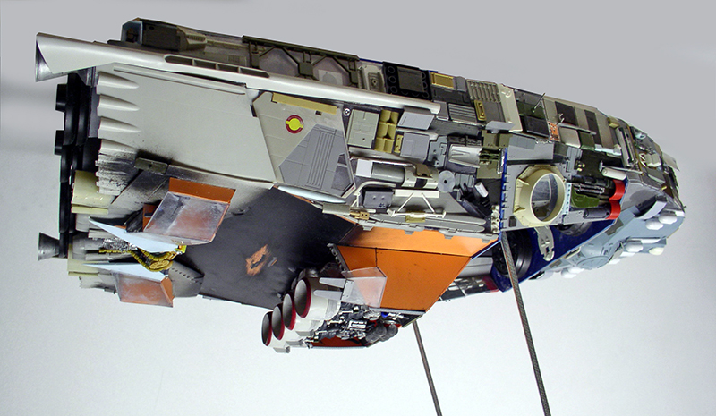 Vaisseau cargo spatial maquette détaillée avec compartiments de fret et propulseurs
