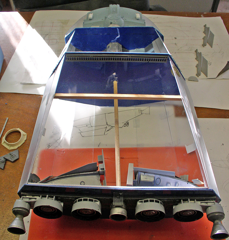 Maquette de cargo spatial en construction vue de dessus avec tuyères et structure interne bleue
