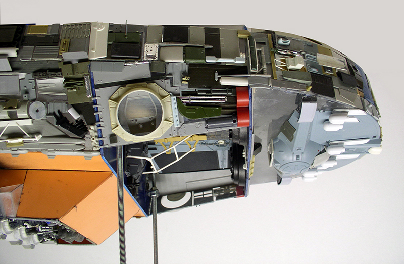 Détail de la maquette de cargo spatial montrant la coque texturée et ses panneaux multicolores