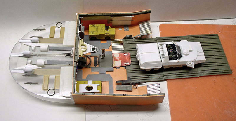 Maquette de cargo spatial vue de dessus avec pont de chargement, véhicules et engins miniatures détaillés