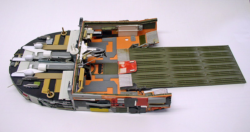 Maquette de cargo spatial vue de dessus montrant le pont détaillé et la plateforme verte